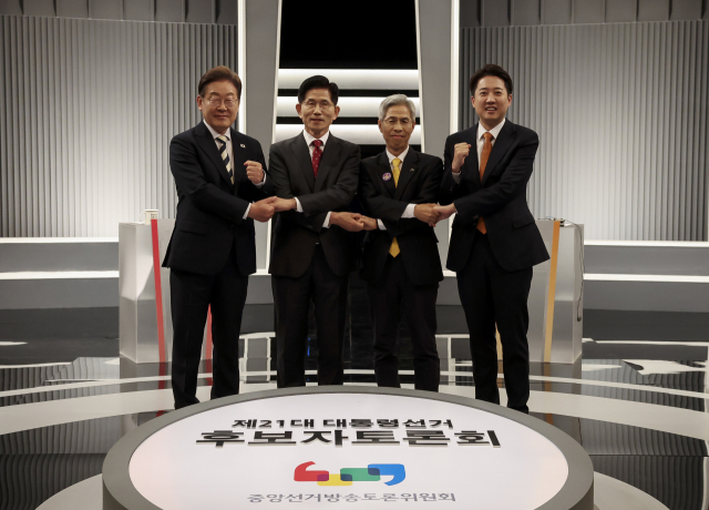 23일 서울 영등포구 여의도 KBS 스튜디오에서 열린 중앙선거방송토론위원회 주관 제21대 대통령선거 후보자 토론회에 앞서 더불어민주당 이재명(왼쪽부터), 국민의힘 김문수, 민주노동당 권영국, 개혁신당 이준석 대선후보