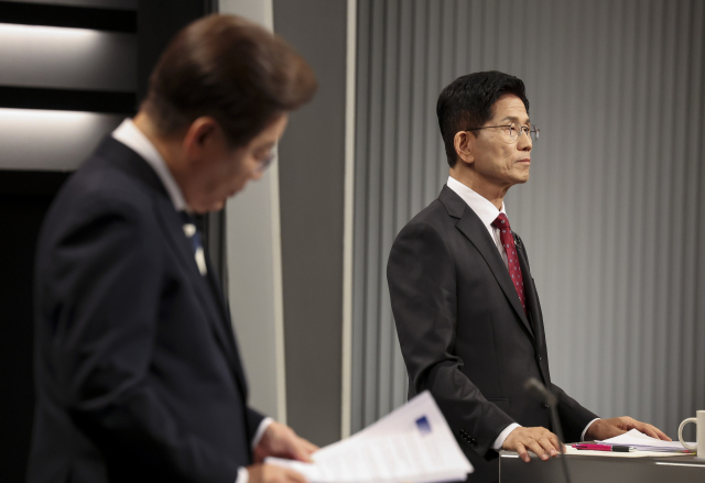 23일 서울 영등포구 여의도 KBS 스튜디오에서 열린 중앙선거방송토론위원회 주관 제21대 대통령선거 후보자 토론회에 앞서 더불어민주당 이재명(왼쪽) 대선 후보와 국민의힘 김문수 대선후보가 발언을 준비하고 있다. 국회