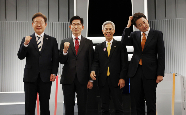 이재명(왼쪽부터) 더불어민주당·김문수 국민의힘·권영국 민주노동당·이준석 개혁신당 대선 후보가 23일 서울 영등포구 여의도 KBS 스튜디오에서 열린 제21대 대선 2차 후보자 토론회 시작에 앞서 기념 촬영하기 위해 자