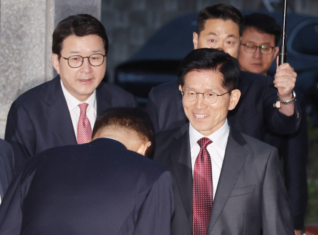 국민의힘 김문수 대선 후보가 24일 대구 달성군 박근혜 전 대통령 사저 앞에서 박 전 대통령을 예방하기 위해 이동하고 있다. 연합뉴스
