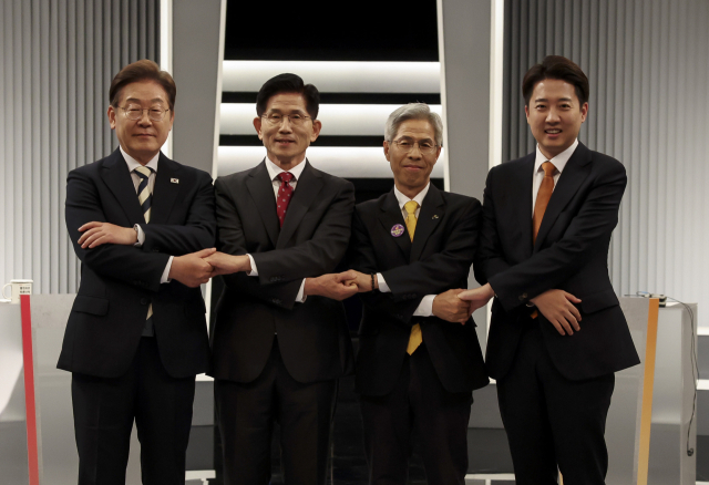 23일 서울 영등포구 여의도 KBS 스튜디오에서 열린 중앙선거방송토론위원회 주관 제21대 대통령선거 후보자 토론회에 앞서 더불어민주당 이재명(왼쪽부터), 국민의힘 김문수, 민주노동당 권영국, 개혁신당 이준석 대선후보