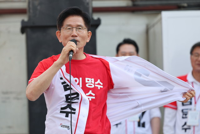 김문수 국민의힘 대선 후보가 25일 충남 서산시 중앙통 로데오거리에서 집중 유세를 하고 있다. 연합뉴스