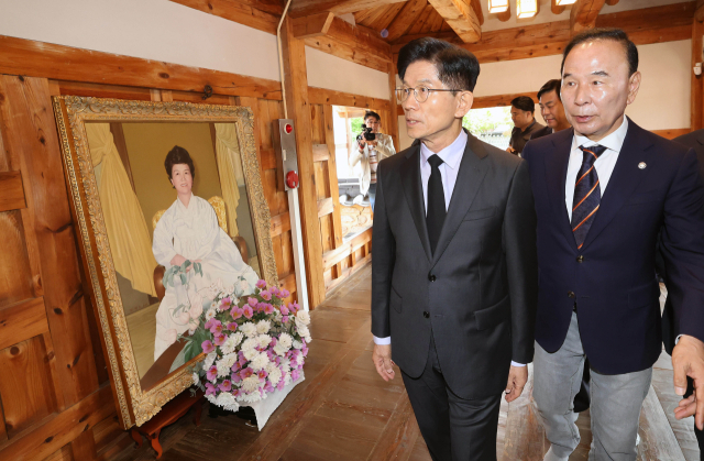 김문수 국민의힘 대선 후보가 25일 오전 충북 옥천군 육영수 여사 생가를 방문해 참배한 뒤 박덕흠 국민의힘 의원과 이야기를 나누고 있다. 옥천=성형주 기자