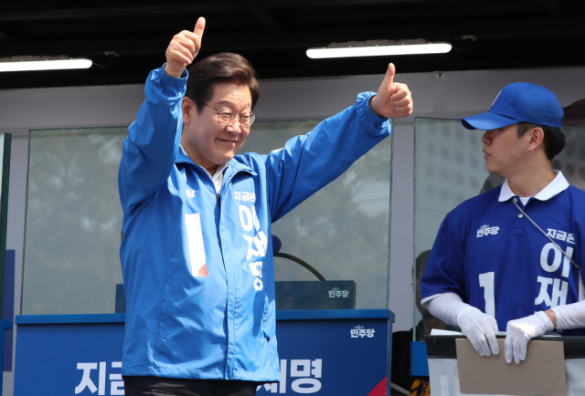 이재명 더불어민주당 대선 후보가 25일 충남 당진시 당진전통시장에서 지지를 호소하고 있다. 당진=오승현 기자