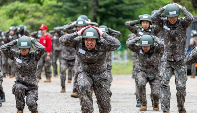 육군 11사단 용포여단·백호대대 장병들이 강원 홍천군 북진유격장에서 유격훈련을 받고 있다. 연합뉴스