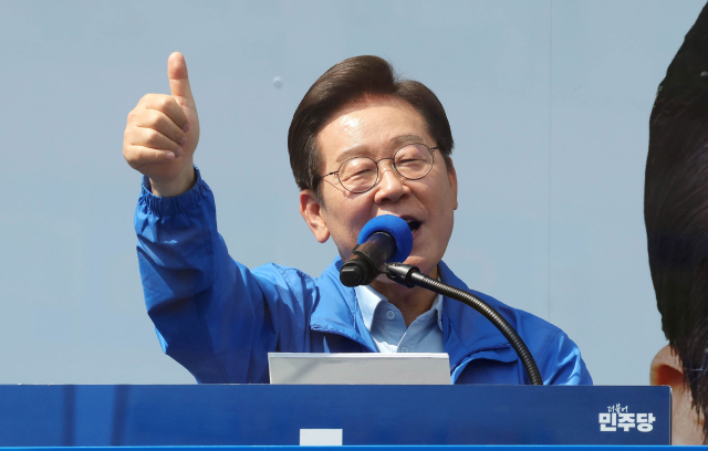 이재명 더불어민주당 대선 후보가 26일 경기 용인시 단국대학교 죽전캠퍼스 앞에서 유권자들에게 지지를 호소하고 있다. 용인=오승현 기자