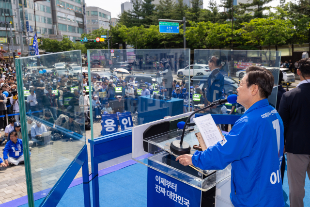 이재명 더불어민주당 대선 후보가 26일 경기 용인시 단국대학교 죽전캠퍼스 앞에서 유권자들에게 지지를 호소하고 있다. 용인=오승현 기자