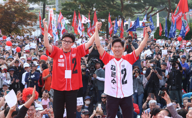 김문수 국민의힘 대선 후보와 한동훈 국민의힘 전 대표가 26일 오후 서울 도봉구 방학사거리에서 열린 '내일의 기적을 만들' 노원·도봉·강북 유세에서 함께 손을 맞잡고 지지를 호소하고 있다. 성형주 기자