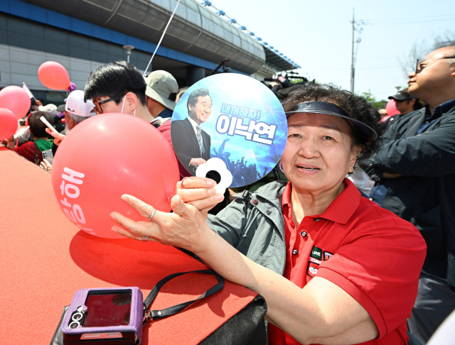 25일 오후 충남 보령시 대천역 광장에서 열린 김문수 국민의힘 대선 후보의 유세현장에서 지지자가 이낙연 부채를 들고 있다. 보령=성형주 기자