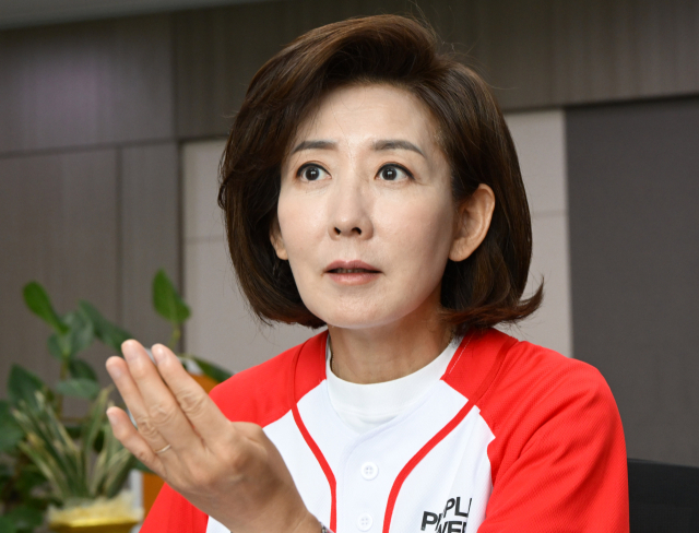 나경원 국민의힘 공동선대위원장이 국회 의원회관에서 서울경제신문과 인터뷰를 하고 있다. 성형주 기자