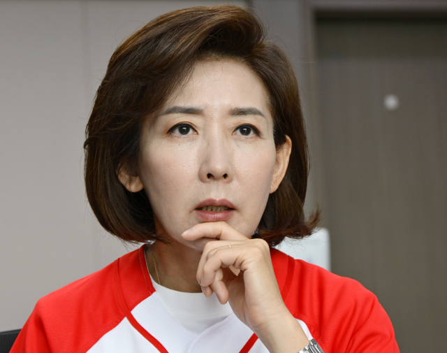 나경원 국민의힘 공동선대위원장이 국회 의원회관에서 서울경제신문과 인터뷰를 하고 있다. 성형주 기자
