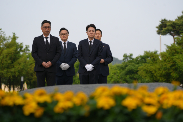 이준석 개혁신당 대선 후보가 23일 경남 김해시 진영읍 봉하마을을 방문해 노무현 전 대통령 묘역을 참배하고 있다. 연합뉴스