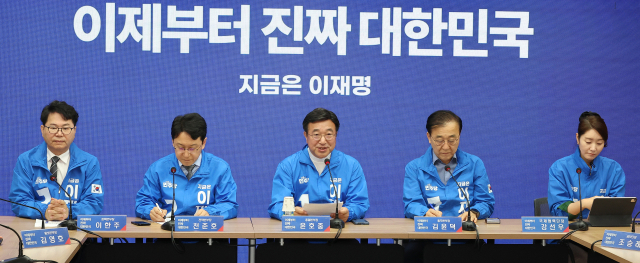 윤호중(가운데) 더불어민주당 선대위총괄본부장이 27일 서울 여의도 중앙당사에서 열린 총괄본부장단회의에서 발언하고 있다. 연합뉴스