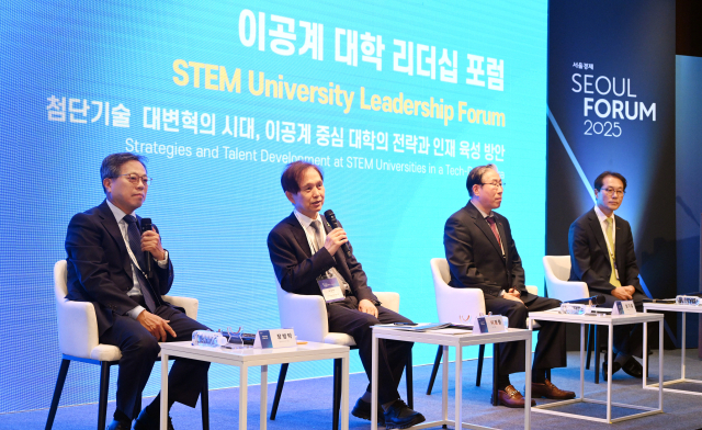 장병탁(왼쪽부터) 서울대학교 AI연구원장과 이광형 KAIST 총장, 임기철 GIST 총장, 박종래 UNIST 총장이 27일 서울 중구 신라호텔에서 열린 '이공계 대학 리더십 포럼'에서 대담을 나누고 있다. 오승현 기