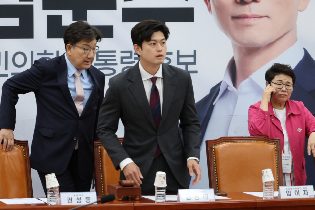 김용태(가운데) 국민의힘 비상대책위원장과 권성동 원내대표가 27일 서울 여의도 국회에서 당헌·당규 개정을 위한 비상대책위원회의에 참석해 자리에 앉고 있다. 연합뉴스