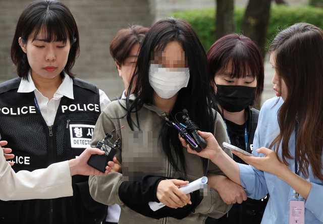 축구 국가대표팀 주장 손흥민의 아이를 임신했다고 주장하며 손씨에게 돈을 뜯어내려 한 20대 여성 양모씨가 17일 영장실질심사를 받기 위해 서울중앙지법에 들어서고 있다. / 연합뉴스