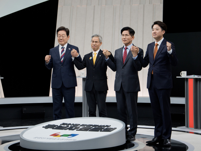 손 맞잡은 대선 후보들 (서울=연합뉴스) 더불어민주당 이재명·민주노동당 권영국·국민의힘 김문수·개혁신당 이준석 대선 후보가 27일 서울 마포구 상암동 MBC 스튜디오에서 진행된 정치 분야 TV토론회에 앞서 포즈를 취