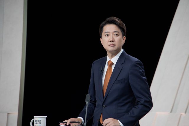 토론회 준비하는 이준석 후보 (서울=연합뉴스) 개혁신당 이준석 후보가 27일 서울 마포구 상암동 MBC 스튜디오에서 열린 정치 분야 TV토론회를 준비하고 있다. 2025.5.27 [국회사진기자단] photo@yna.