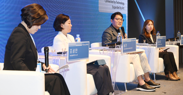 28일 서울 중구 신라호텔에서 서울포럼 2025 특별 행사로 열린 '픽셀 엔 페인트'에서 패널들이 디지털 기술을 이용한 한류(K-Culture) 확산을 주제로 토론하고 있다. 조상인(왼쪽부터) 백상미술정책연구소 소장