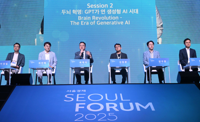 28일 서울 중구 신라호텔에서 열린 서울포럼 2025 메인세션 세션2에서 패널들이 토론을 하고 있다. 왼쪽부터 이경일 솔트룩스 대표, 차인혁 GIST AI정책전략대학원 석학교수, 최재식 KAIST 김재철 AI 대학원