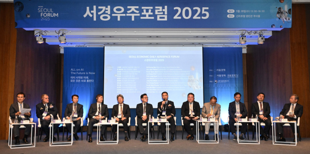 28일 서울 중구 신라호텔에서 열린 서울포럼 2025의 부대행사 서경우주포럼에서 고광본 서울경제신문 논설위원·선임기자를 좌장으로 패널들이 대담하고 있다. 고광본(왼쪽부터) 서울경제신문 논설위원·선임기자, 존 패트릭 