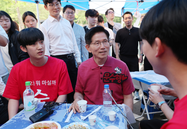 김문수 국민의힘 대선 후보가 28일 경북 경산시 영남대학교를 방문해 학생들과 대화하고 있다. 연합뉴스