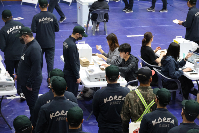 제21대 대통령선거 사전투표 첫날인 29일 오전 육군훈련소 소속 훈련병들이 충남 논산시 연무읍 제1·2 사전투표소에서 투표를 기다리고 있다. 연합뉴스