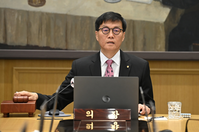 이창용 한국은행 총재가 29일 서울 중구 한국은행에서 열린 금융통화위원회를 주재하고 있다. 사진공동취재단