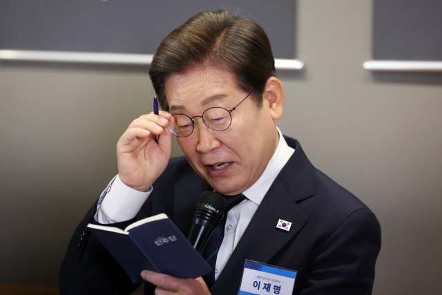 이재명 더불어민주당 대선 후보가 29일 서울 성동구 메리히어에서 열린 '혁신성장의 씨앗, 스타트업 레벨업!' 간담회에서 수첩의 내용을 보고 있다. 연합뉴스