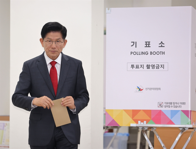 김문수 국민의힘 대선 후보가 21대 대통령선거 사전투표 첫날인 29일 인천 계양구 계양1동 주민센터에 마련된 사전투표소에서 딸 김동주 씨와 함께 투표를 하고 있다. 연합뉴스