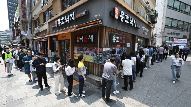 제21대 대통령 선거 사전 투표가 시작된 29일 서울 중구 소공동주민센터에 마련된 투표소 주변에 유권자들이 투표하기 위해 길게 줄 서 있다. 조태형 기자