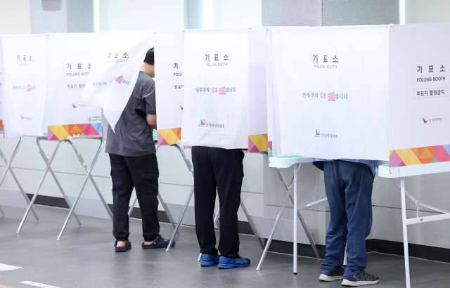 사전투표 첫날인 29일 부산 연제구청에 마련된 사전투표소에서 유권자들이 투표를 하고 있다. 부산 = 연합뉴스