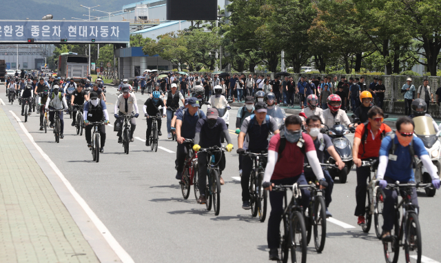 현대자동차 울산공장에서 근로자들이 퇴근하고 있다. 연합뉴스