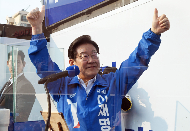이재명 더불어민주당 대선 후보가 대선 사전투표 첫날인 29일 서울 강남구 고속터미널 광장에서 유권자들에게 지지를 호소하고 있다. 오승현 기자 2025.05.29