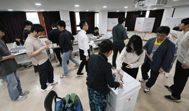 제21대 대통령 선거 사전 투표가 시작된 29일 서울 중구 소공동주민센터에 마련된 사전투표소에서 유권자들이 투표하고 있다. 조태형 기자