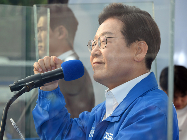 이재명 더불어민주당 대선 후보가 대선 사전투표 첫날인 29일 서울 강남구 고속터미널 광장에서 유권자들에게 지지를 호소하고 있다. 오승현 기자