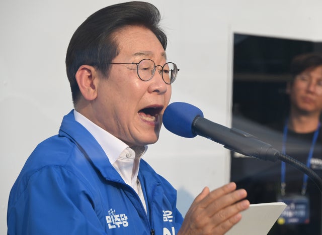 <b>이재명</b>, <b>검정고시</b> 출신 향해 "노력·의지 인정받는 사회 만들자"