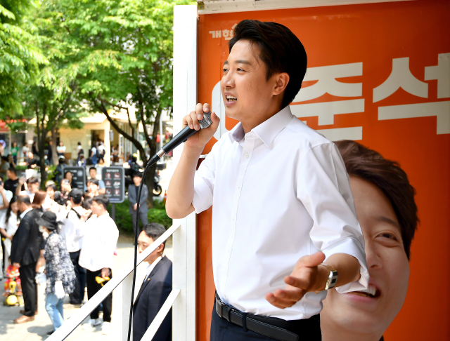 이준석 개혁신당 대선 후보가 제21대 대통령선거 사전투표 둘째 날인 30일 서울 마포구 경의선 숲길에서 지지를 호소하고 있다. 조태형 기자