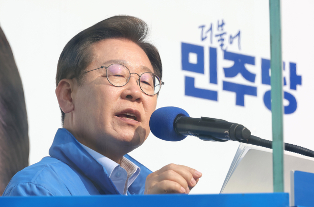 이재명 더불어민주당 대선 후보가 대선을 나흘 앞둔 30일 강원 원주시 원주행복마당에서 유권자들에게 지지를 호소하고 있다. 오승현 기자