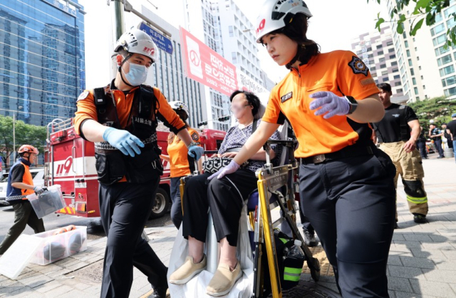 31일 오전 방화로 추정되는 화재가 발생한 서울 지하철 5호선 마포역에서 구급대원들이 환자를 긴급 이송하고 있다. 뉴스1