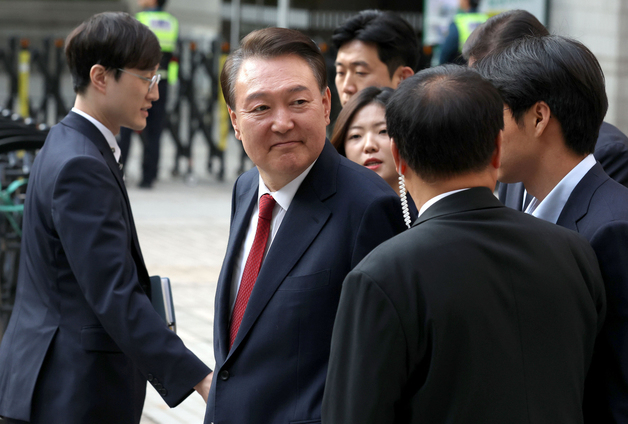 윤석열 전 대통령이 26일 오후 서울 서초구 중앙지방법원에서 열린 내란 우두머리 혐의, 직권남용 권리행사방해 혐의 사건 5차 공판을 마친 후 법원을 나서며 지지자들을 보고 있다. 뉴스1