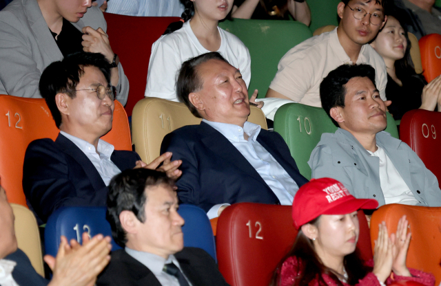 윤석열 전 대통령이 21일 오전 서울 메가박스 동대문에서 영화 ‘부정선거, 신의 작품인가’ 관람을 하고 있다. 왼쪽부터 이영돈PD, 윤 전 대통령, 전한길 전 강사. 뉴스1