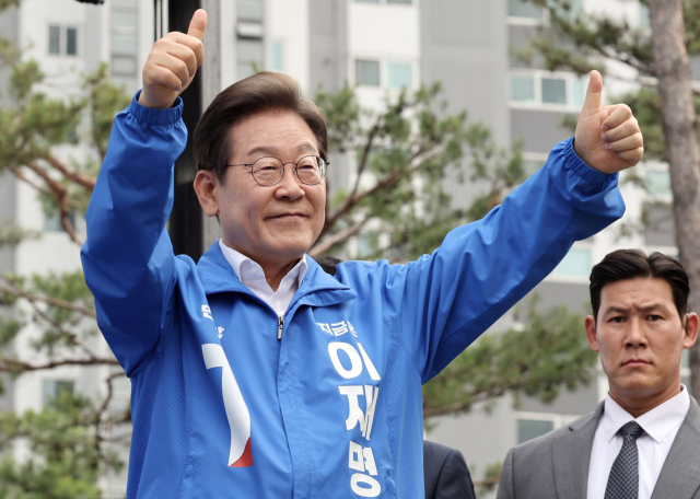 이재명 더불어민주당 대선 후보가 대선을 사흘 앞둔 31일 충남 청주시 청원구 오창프라자 앞에서 유권자들에게 지지를 호소하고 있다. 청주=오승현 기자