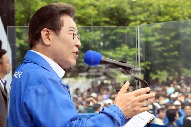 이재명 더불어민주당 대선 후보가 대선을 사흘 앞둔 31일 경기 평택시 배다리생태공원에서 유권자들에게 지지를 호소하고 있다. 평택=오승현 기자