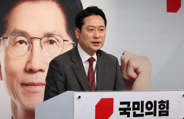 장동혁 국민의힘 중앙선거대핵위원회 상황실장이 1일 서울 여의도 중앙당사에서 긴급 현안 기자회견을 열고 민주당의 '댓글 공작' 의혹 등 제기와 관련해 반박하고 있다. 연합뉴스