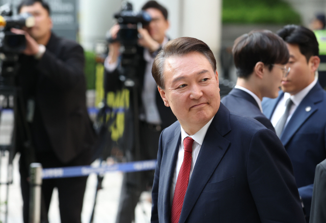 윤석열 전 대통령이 지난달 26일 서울 서초구 서울중앙지방법원에서 열린 내란 우두머리 혐의, 직권남용 권리행사방해 혐의 사건 5차 공판을 마친 후 지지자들을 바라보며 법정을 나서고 있다. 연합뉴스