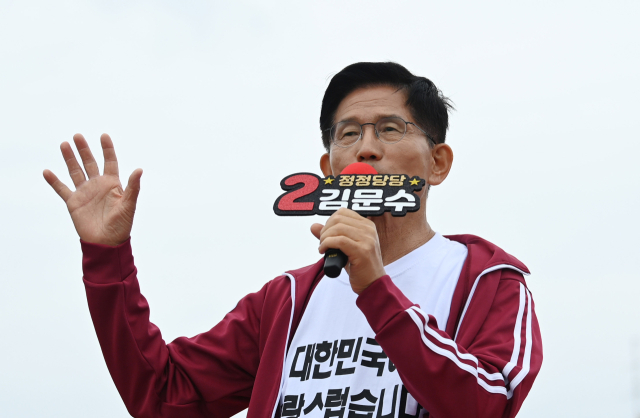 김문수 국민의힘 대선 후보가 2일제주시 동문로터리 탐라문화광장에서 진행된 유세에서 시민들에게 지지를 호소하고 있다. 제주=성형주 기자