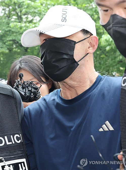 서울 지하철 5호선 열차 안에 불을 지른 60대 남성이 2일 영장실질심사를 위해 서울남부지법에 출석하고 있다. 연합뉴스