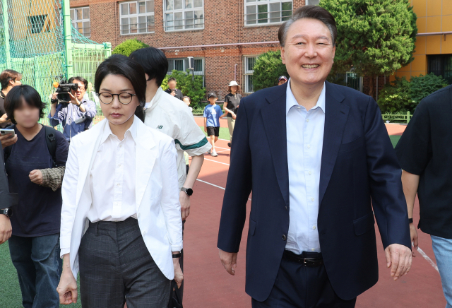 윤석열 전 대통령과 김건희 여사가 제 21대 대통령 선거일인 3일 서울 서초구 원명초등학교에 마련된 서초4동 제3투표소에서 투표를 마치고 이동하고 있다. 뉴스1
