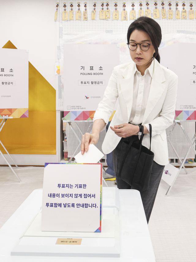 윤석열 전 대통령의 배우자인 김건희 여사가 제21대 대통령 선거일인 3일 서울 서초구 원명초등학교에 마련된 서초4동제3투표소에서 투표함에 투표 용지를 넣고 있다. 연합뉴스